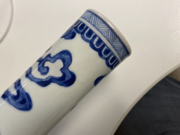 Een Chinese blauw-witte 'Bleu de Hue' vaas voor de Vietnamese markt, Kangxi